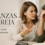 Pareja discutiendo sobre finanzas personales con calculadora y libreta en mesa beige, imagen editorial sobre conflictos financieros en pareja - Limitlezz