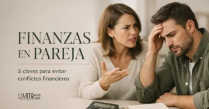 Pareja discutiendo sobre finanzas personales con calculadora y libreta en mesa beige, imagen editorial sobre conflictos financieros en pareja - Limitlezz
