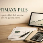 Escritorio con calculadora, documentos de inversión y gráfica ascendente representando oportunidad de inversión Optimaxx Plus